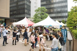 多くの来場者でにぎわう第５回芝共薬祭